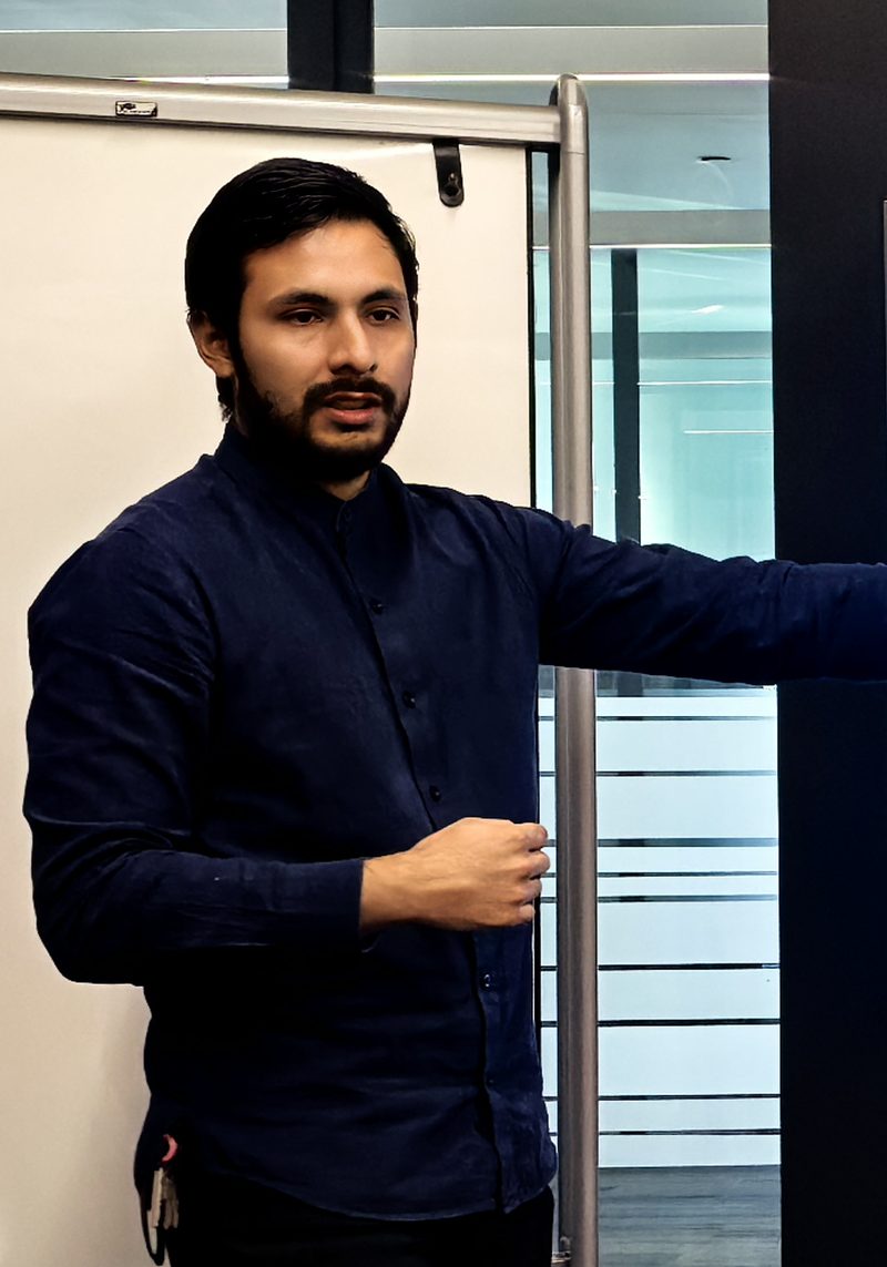 Un integrante del equipo de Pernexium presenta un proyecto en una sala de juntas.