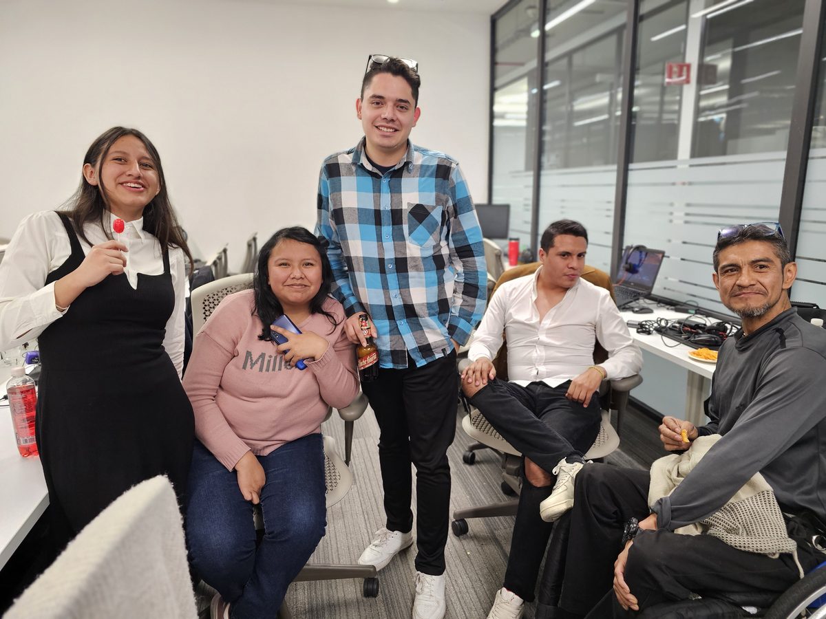 Un grupo de jóvenes reunidos en una sala de trabajo.